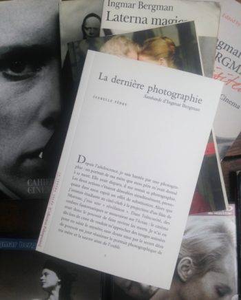 Ingmar Bergman réalise Sarabande à quatre-vingt six ans alors qu’il pensait en avoir fini avec le cinéma. Ce tournage apparaît comme la seule issue aux tourments qui s’emparent de lui en cette fin de vie. Le cinéaste y pose la question du dialogue avec les morts : la réponse tient ici à l’utilisation de la photographie. Ainsi, place-t-il au cœur de son film le portrait d’une défunte : c’est paradoxalement cette image fixe qui va mettre en mouvement les personnages, et provoquer leur déplacement. La sarabande n’est-elle pas d’abord une danse ? Ultime et subtil renversement d’un cinéma qu’on pensait hanté par la mort.