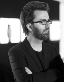 Emanuele Quinz est commissaire d’exposition. Maître de conférences à l’Université Paris 8 et enseignant-chercheur associé à l’EnsadLab, Ecole Nationale Supérieure des Arts décoratifs, où il co-dirige le séminaire doctoral. Ses recherches explorent les convergences entre les disciplines dans les pratiques artistiques contemporaines : des arts plastiques à la musique, de la danse au design.