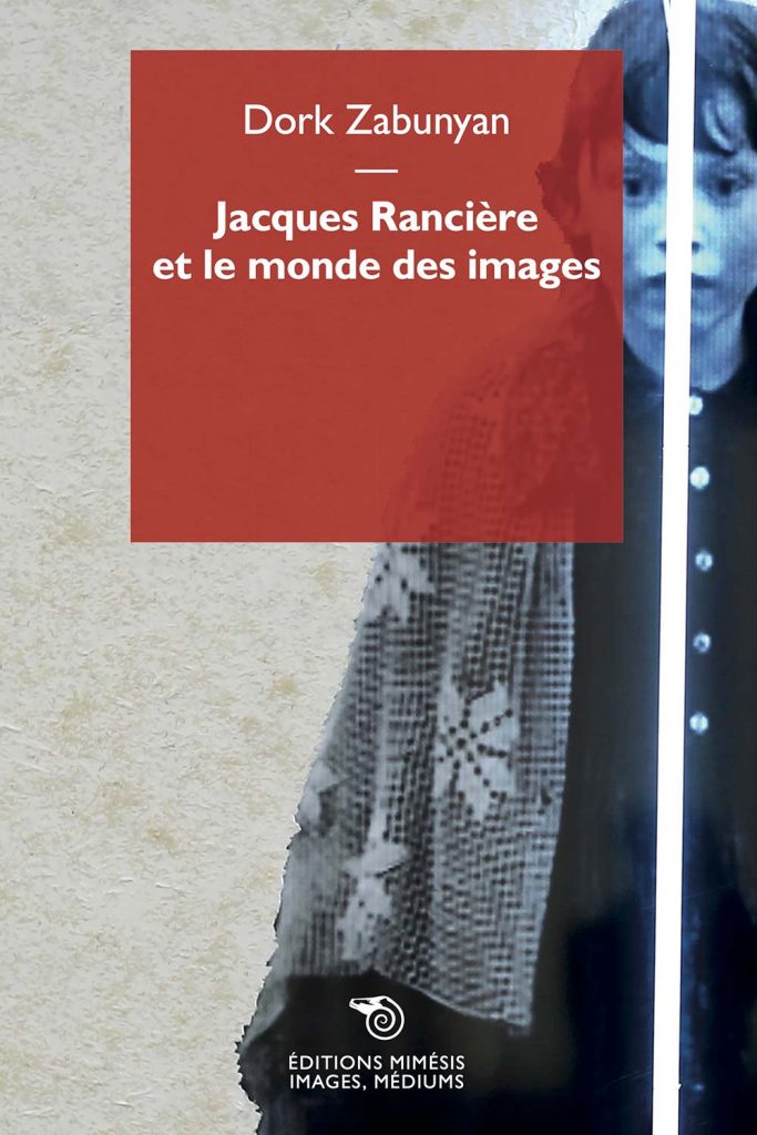 À ce jour, aucun ouvrage n’a été consacré aux liens étroits qu’entretient Jacques Rancière avec le cinéma. Cet essai aimerait combler ce manque. Dans la masse abondante des textes que le philosophe a dédiés aux images en mouvement – livres monographiques, articles rassemblés en recueil, recensions de ﬁlm dispersées dans des revues, interviews –, Dork Zabunyan propose un parcours raisonné qui montre comment la pensée de Rancière nous permet d’explorer en retour les relations convulsives entre le septième art et d’autres régimes d’images (télévision, internet, médias sociaux…). En traversant le western, le documentaire, la comédie musicale ou encore la ﬁction historique, Rancière tisse la toile d’un « monde des images » moins préoccupé par la pureté du médium cinématographique que par l’actualité de sa puissance de création.