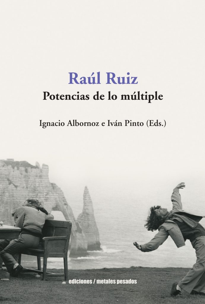 Projet paradoxal, Raúl Ruiz. Potencias de lo múltiple est une vaste compilation de petits essais - à raison d'un par film - qui oscillent entre rigueur académique et flânerie spéculative, avec la critique comme juste mesure. Il s'agit, en somme, de se concentrer sur les formats plus modestes et expérimentaux du cinéma ruizien, plaidant pour la pluralité, entre les deux extrêmes que sont le cinéma d'enquête et le cinéma chamanique.